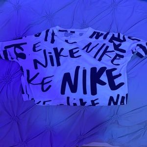 nike black and white loose crop top